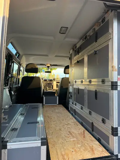 Land Rover Defender 2.2 TD4 SW SE — Le dernier modèle original, impeccable et équipé camping — Miniatura 15