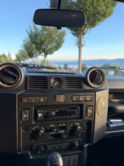 Land Rover Defender 2.2 TD4 SW SE — Le dernier modèle original, impeccable et équipé camping — Miniatura 18