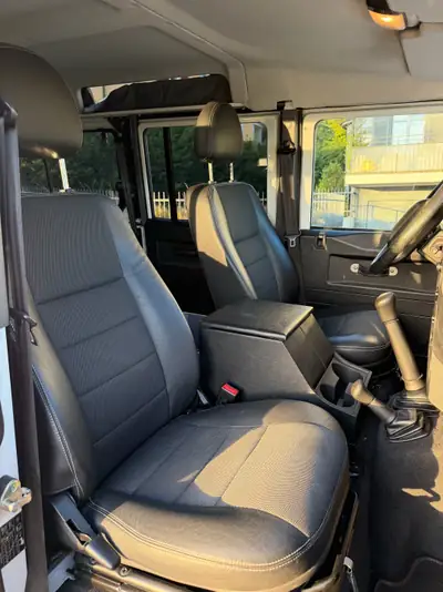 Land Rover Defender 2.2 TD4 SW SE — Le dernier modèle original, impeccable et équipé camping — Miniatura 17