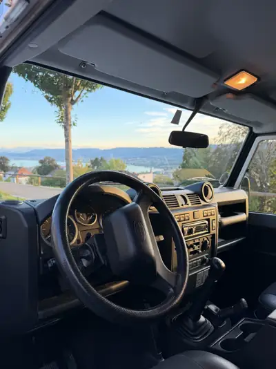 Land Rover Defender 2.2 TD4 SW SE — Le dernier modèle original, impeccable et équipé camping — Miniatura 16