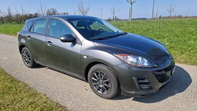 Mazda 3 1.6 Exclusive — Berline fiable, bien équipée et économe — vue extérieure