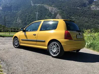 Renault Clio 2.0 16V Sport — Sportivité authentique des années 2000, moteur 172 ch — rear view