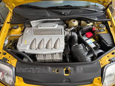 Renault Clio 2.0 16V Sport — Sportivité authentique des années 2000, moteur 172 ch — dashboard