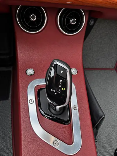 Morgan Plus Four 2.0 Automatik — Roadster british iconique, 258 ch, cuir Mulberry — interni