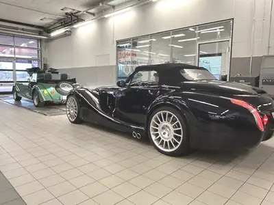 Morgan Plus Four 2.0 Automatik — Roadster british iconique, 258 ch, cuir Mulberry — Miniatura 11