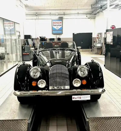 Morgan Plus Four 2.0 Automatik — Roadster british iconique, 258 ch, cuir Mulberry — Miniatura 12