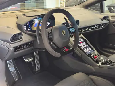 Lamborghini Huracán EVO Coupé — 640 ch, ultra-sportive noire, 4 200 km seulement — Miniatura 10