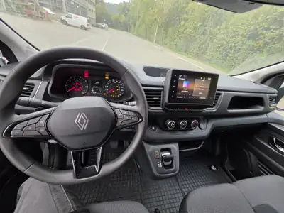 Renault Trafic 2.0 dCi 150 ch — Utilitaire premium 2025, quasi neuf, édition limitée — tableau de bord