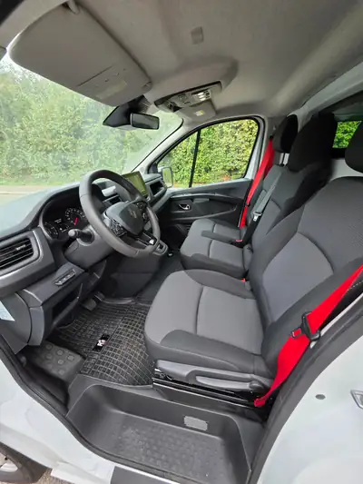 Renault Trafic 2.0 dCi 150 ch — Utilitaire premium 2025, quasi neuf, édition limitée — intérieur