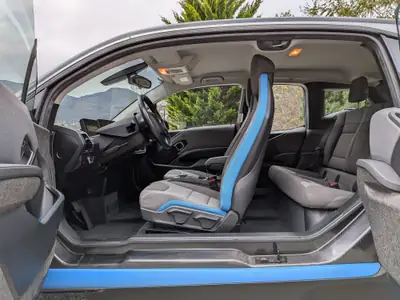 BMW i3 120 Ah — Citadine électrique premium, 65 000 km seulement — vista posteriore