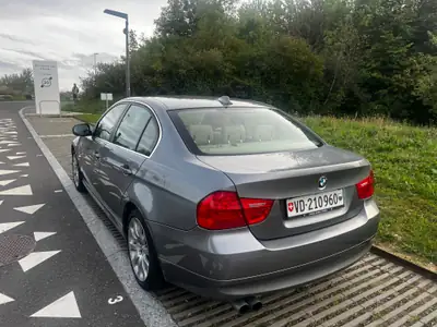 BMW 325i xDrive 2010 — Berline sportive à transmission intégrale, 140 000 km — côté