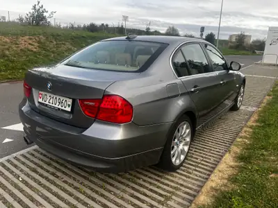 BMW 325i xDrive 2010 — Berline sportive à transmission intégrale, 140 000 km — tableau de bord