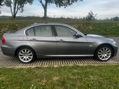 BMW 325i xDrive 2010 — Berline sportive à transmission intégrale, 140 000 km — intérieur
