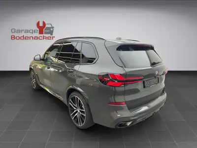BMW X5 xDrive 48V 40d M Sport Pro — SUV 7 places, diesel hybride, finition premium 2025 — side view