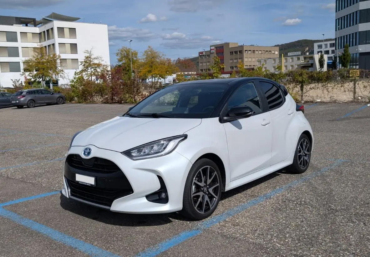 Toyota Yaris 1.5 VVT-i HSD Style 2021 — Hybride essence, design bicolore, très faible kilométrage