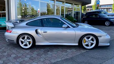 Porsche 911 GT2 2002 — Légende de route avec 462 ch et historique sans sinistre — Innenraum