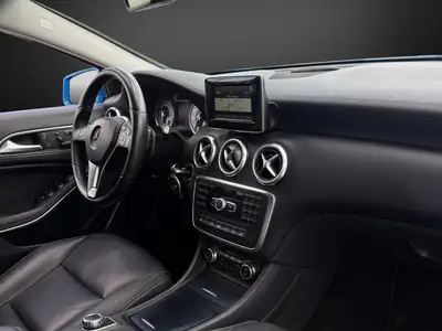 Mercedes-Benz Classe A 180 Sport — Berline compacte premium, entretien à jour — Thumbnail 10