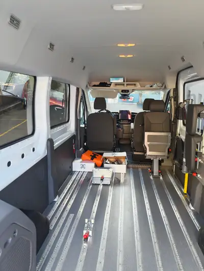 Ford Transit Kombi 350 L3 — Véhicule spécialisé patients & transport adapté, quasi neuf — detail