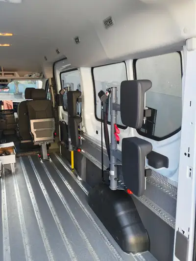 Ford Transit Kombi 350 L3 — Véhicule spécialisé patients & transport adapté, quasi neuf — interior