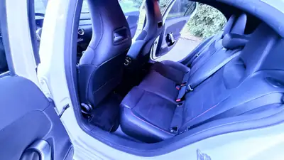 Mercedes-Benz A 250e — Berline hybride rechargeable, 116 000 km seulement — Thumbnail 12