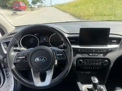 Kia Ceed 1.4 T-GDi Power 25+ — Berline dynamique, essence turbo, 60'000 km seulement — Miniatura 8