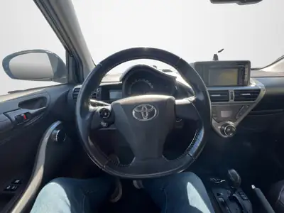 Toyota iQ 1.33 VVT-i — La citadine ultra-compacte et économique — Miniatur 10