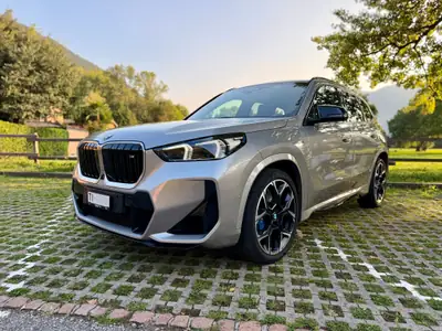 BMW X1 M35i 2024 — Dynamisme et efficacité énergétique pour le SUV compact premium — Außenansicht