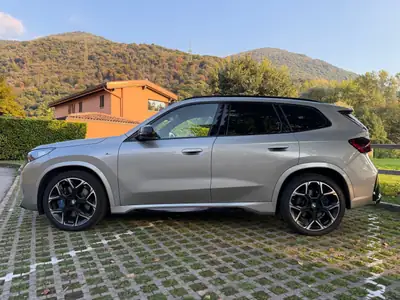 BMW X1 M35i 2024 — Dynamisme et efficacité énergétique pour le SUV compact premium — Seitenansicht