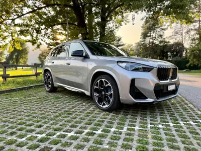 BMW X1 M35i 2024 — Dynamisme et efficacité énergétique pour le SUV compact premium — Heckansicht