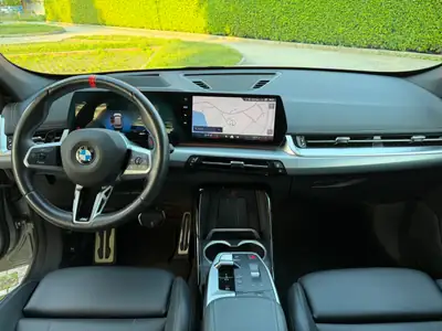 BMW X1 M35i 2024 — Dynamisme et efficacité énergétique pour le SUV compact premium — Armaturenbrett