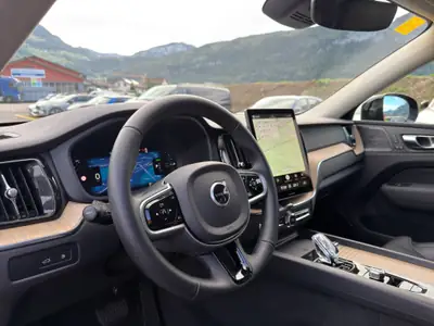 Volvo XC60 2.0 T6 TE Plus Dark eAWD — SUV hybride rechargeable, 23 000 km seulement — Miniature 11