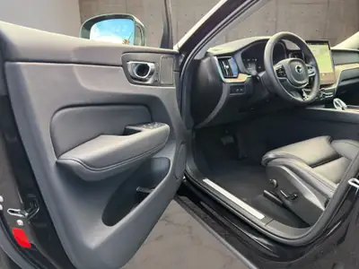 Volvo XC60 2.0 T6 TE Plus Dark eAWD — SUV hybride rechargeable, 23 000 km seulement — Miniature 10