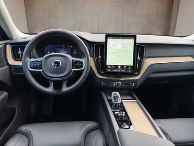 Volvo XC60 2.0 T6 TE Plus Dark eAWD — SUV hybride rechargeable, 23 000 km seulement — Miniature 13