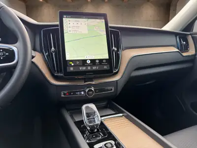 Volvo XC60 2.0 T6 TE Plus Dark eAWD — SUV hybride rechargeable, 23 000 km seulement — Miniature 15