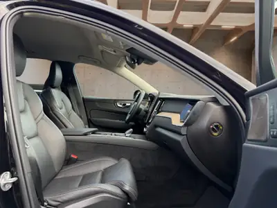 Volvo XC60 2.0 T6 TE Plus Dark eAWD — SUV hybride rechargeable, 23 000 km seulement — Miniature 16