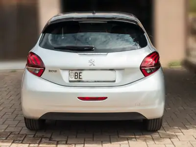 Peugeot 208 1.6 BlueHDI Active — Citadine diesel économe, 135'000 km — interni