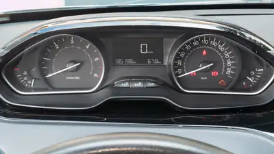 Peugeot 208 1.6 BlueHDI Active — Citadine diesel économe, 135'000 km — Miniatura 8