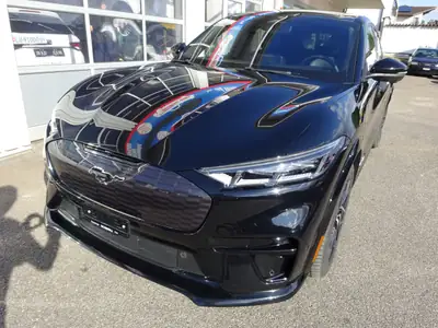Ford Mustang MACH-E GT AWD — SUV électrique haute performance, 36'000 km seulement — exterior view
