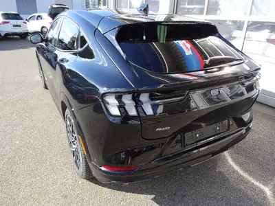 Ford Mustang MACH-E GT AWD — SUV électrique haute performance, 36'000 km seulement — side view