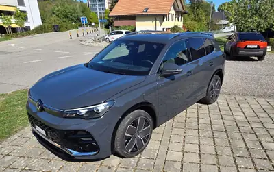 VW Tiguan 1.5 TSI PHEV R-Line — SUV hybride rechargeable, 8000 km seulement — vista esterna