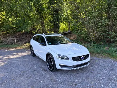 Volvo V60 Cross Country T5 AWD Summum — Break suédois robuste, traction intégrale et service complet — fianco
