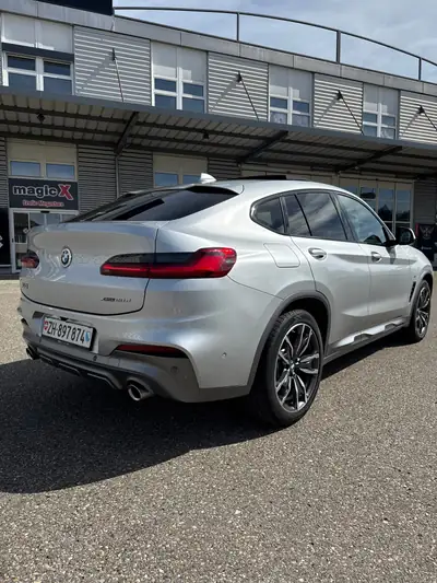 BMW X4 xDrive20d M Paket — SUV coupé diesel, équipement premium et sécurité avancée — vista posteriore