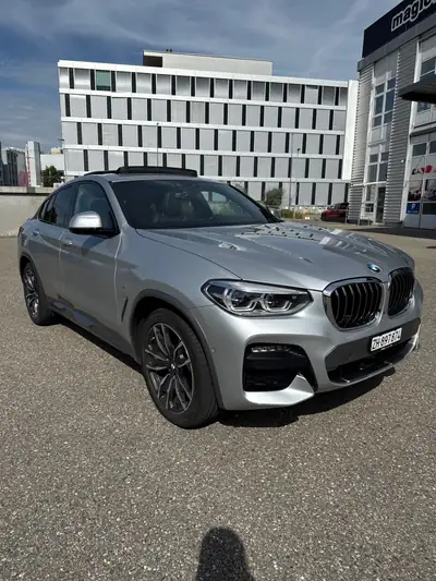 BMW X4 xDrive20d M Paket — SUV coupé diesel, équipement premium et sécurité avancée — vista esterna