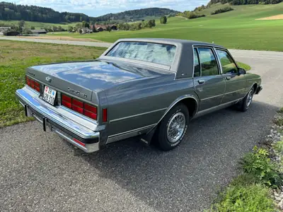 Chevrolet Caprice 5.0 V8 Brougham — Berline américaine de prestige, 26 500 km — vista posteriore