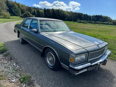 Chevrolet Caprice 5.0 V8 Brougham — Berline américaine de prestige, 26 500 km — fianco