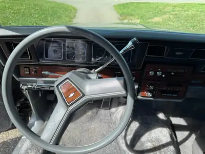 Chevrolet Caprice 5.0 V8 Brougham — Berline américaine de prestige, 26 500 km — Miniatura 9
