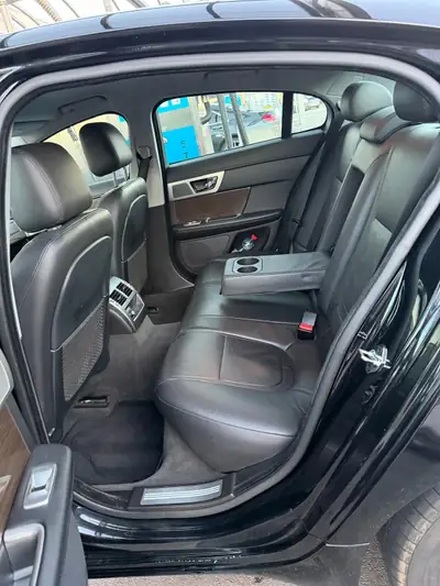 Jaguar XF 3.0 V6 Diesel — Élégance britannique, 240 ch, première main — interni
