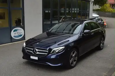 Mercedes-Benz E 220 d 4Matic — Berline de prestige, transmission intégrale et motorisation diesel efficace — côté