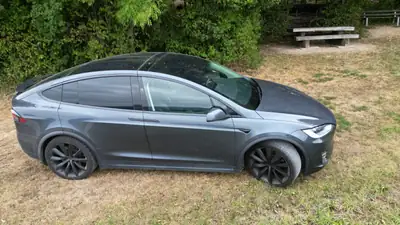 Tesla Model X 75D — SUV électrique premium, 524 ch et technologie Full Self-Driving — fianco