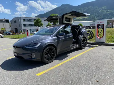 Tesla Model X 75D — SUV électrique premium, 524 ch et technologie Full Self-Driving — vista esterna